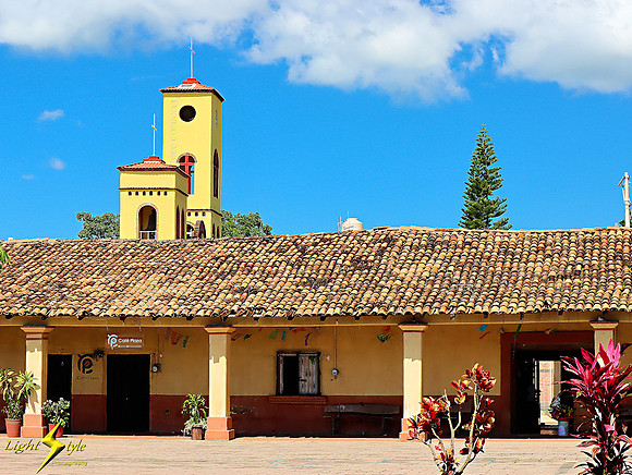 Mayto portico