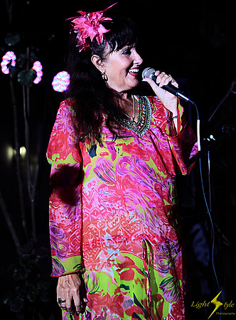 adj_5215_Chantal singing solo
