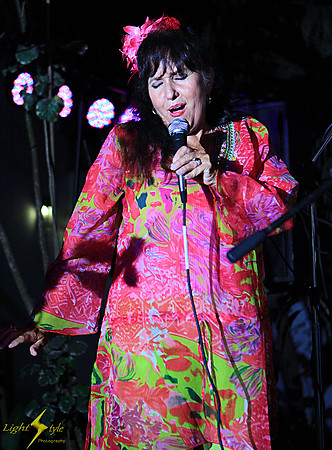 adj_5214_Chantal singing solo