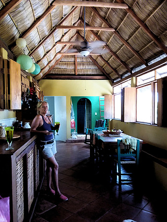 Kitchen & dining area