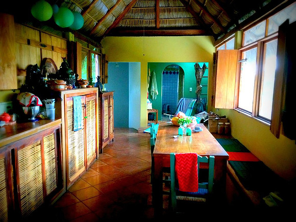 Kitchen & dining area